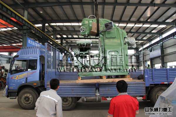 立式銑床準(zhǔn)備裝車發(fā)貨